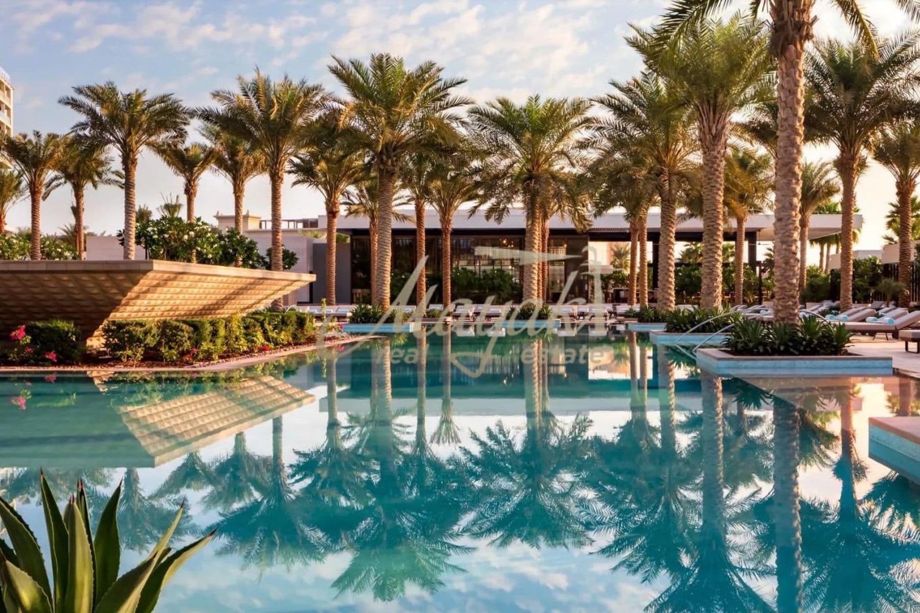 Потрясающая, полностью меблированная 4-комнатная квартира с двойным видом, уникальным дизайном и высококачественными материалами.