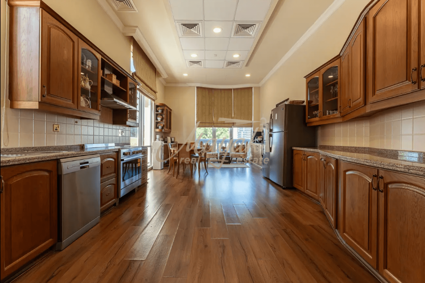 Меблированная роскошная вилла на берегу моря в резиденции