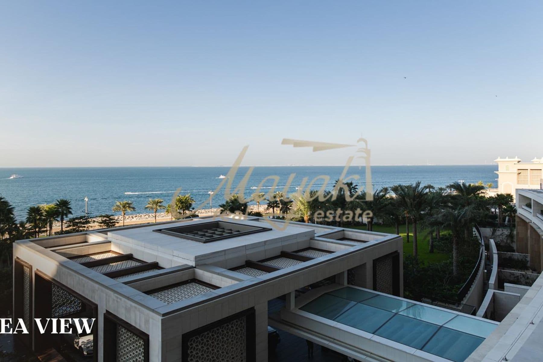 Потрясающая, полностью меблированная 2-комнатная квартира с видом на море, уникальным дизайном и высококачественными материалами.