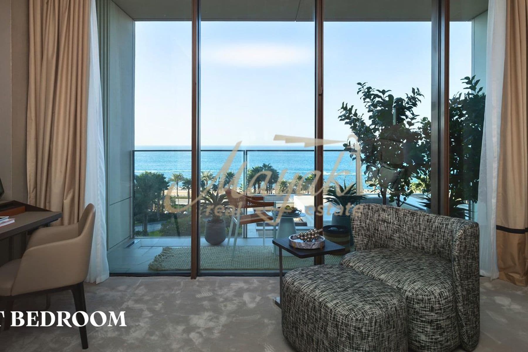 Потрясающая, полностью меблированная 2-комнатная квартира с видом на море, уникальным дизайном и высококачественными материалами.