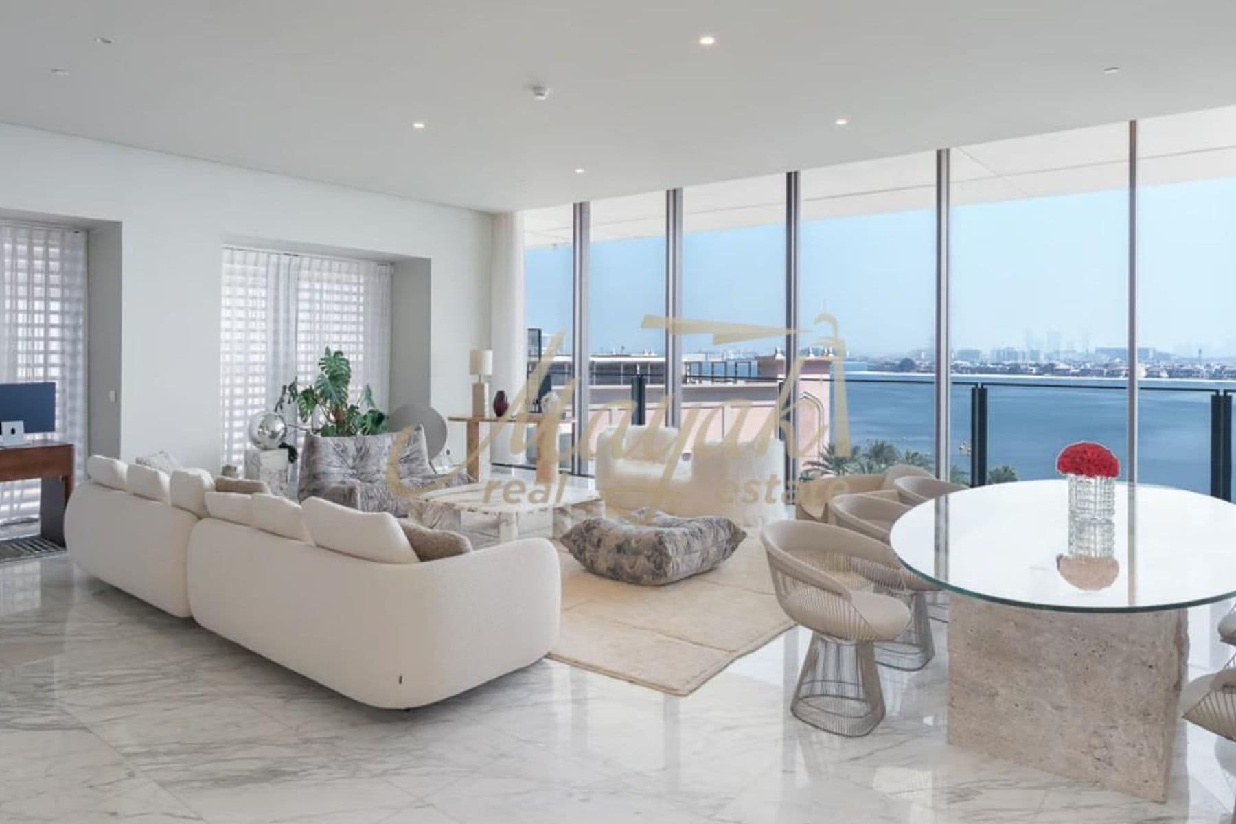 Потрясающая 2-комнатная квартира с двойным видом, уникальным дизайном и высококачественными материалами.