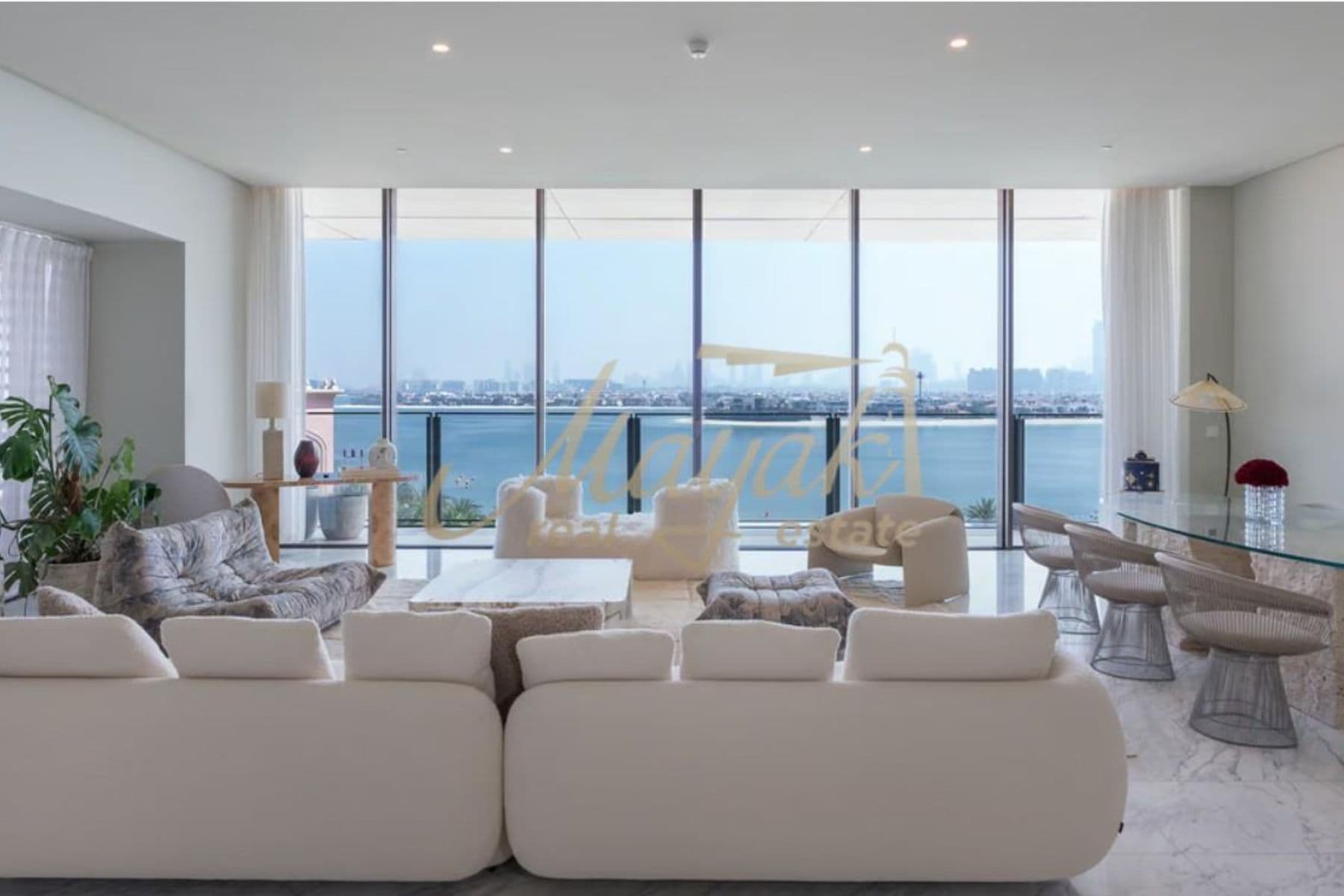 Потрясающая 2-комнатная квартира с двойным видом, уникальным дизайном и высококачественными материалами.