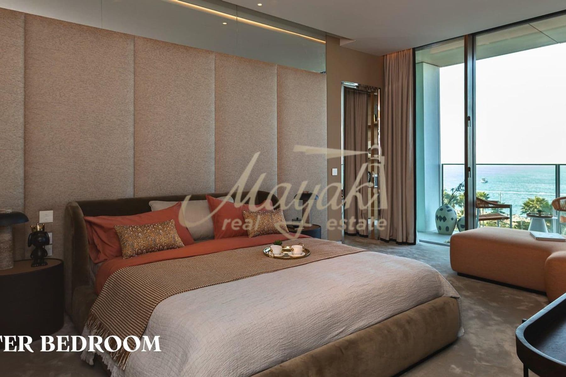 Потрясающая, полностью меблированная 2-комнатная квартира с видом на море, уникальным дизайном и высококачественными материалами.