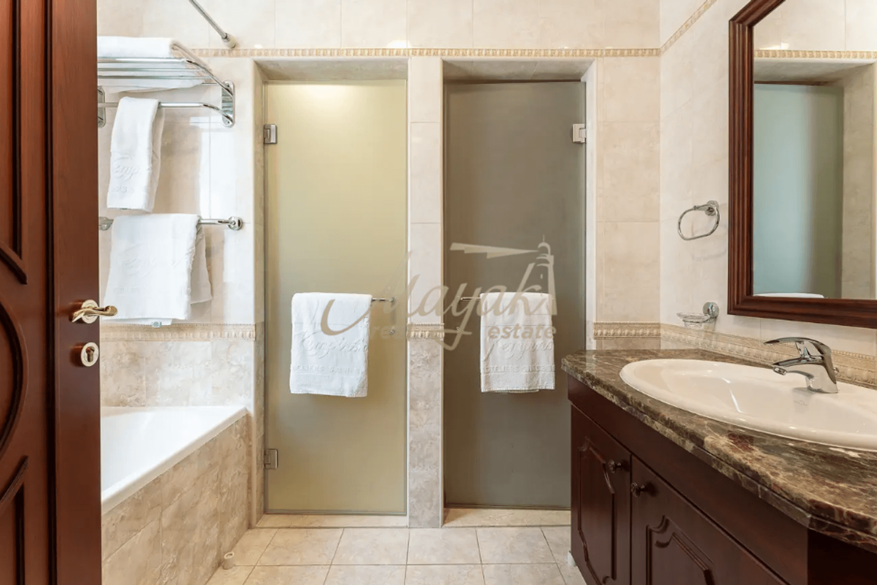 Меблированная роскошная вилла на берегу моря в резиденции