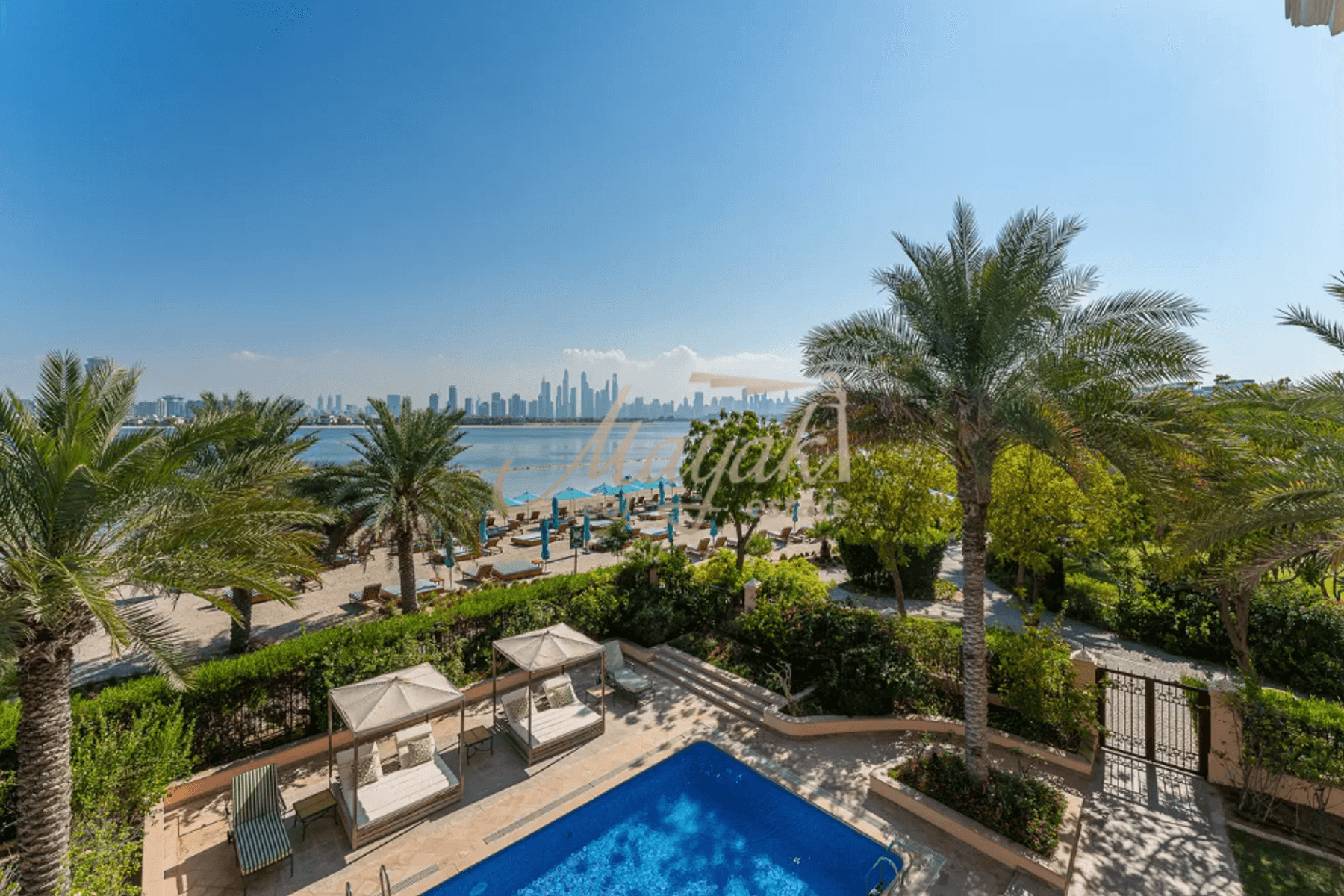 Меблированная роскошная вилла на берегу моря в резиденции