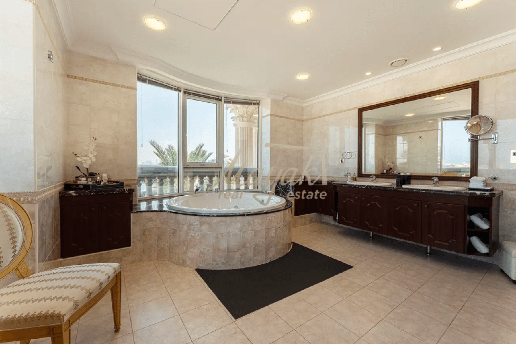 Меблированная роскошная вилла на берегу моря в резиденции