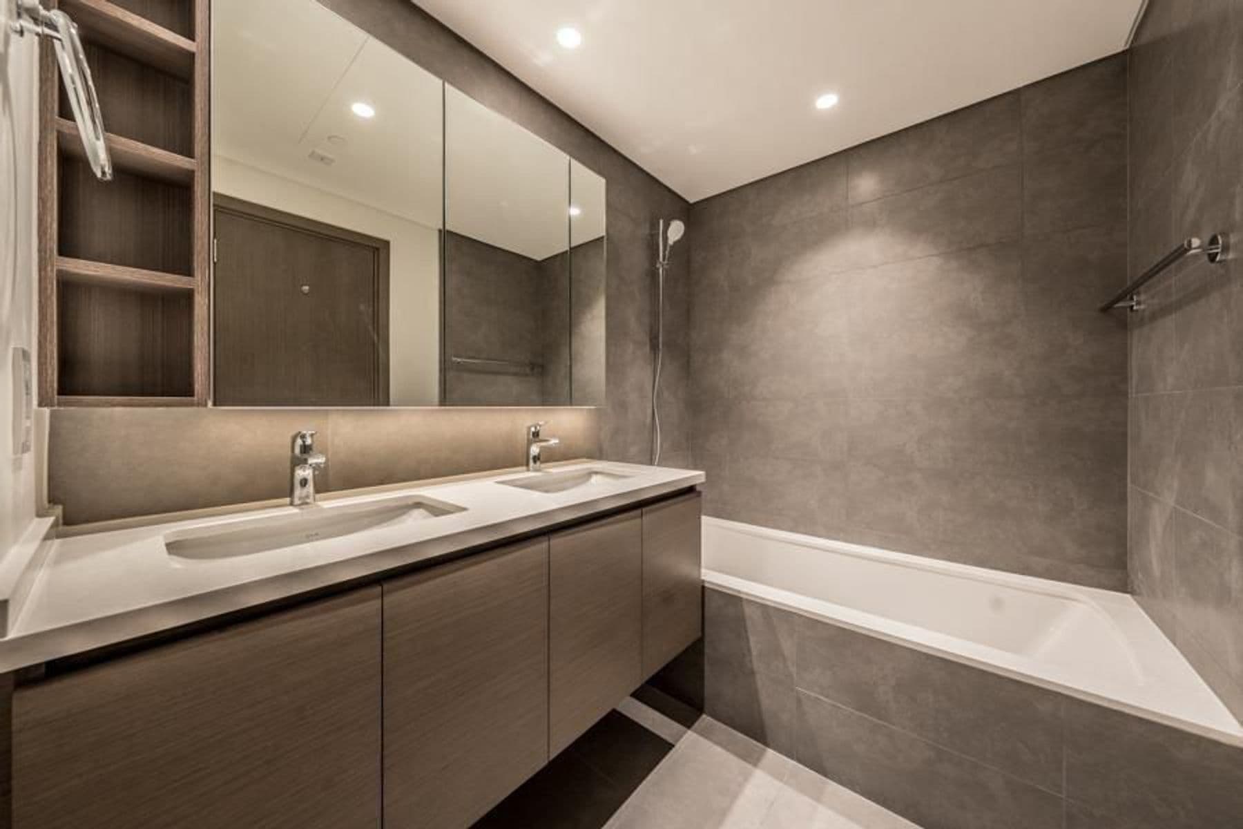 Creek Gate tower 2bedroom canal view