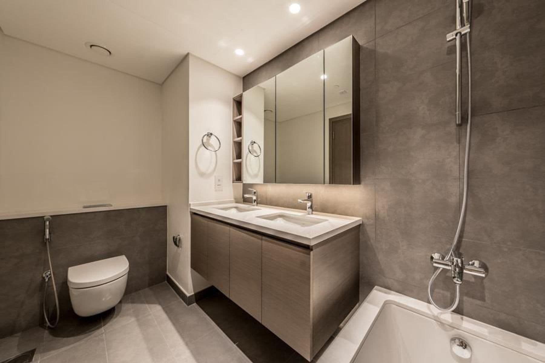 Creek Gate tower 2bedroom canal view