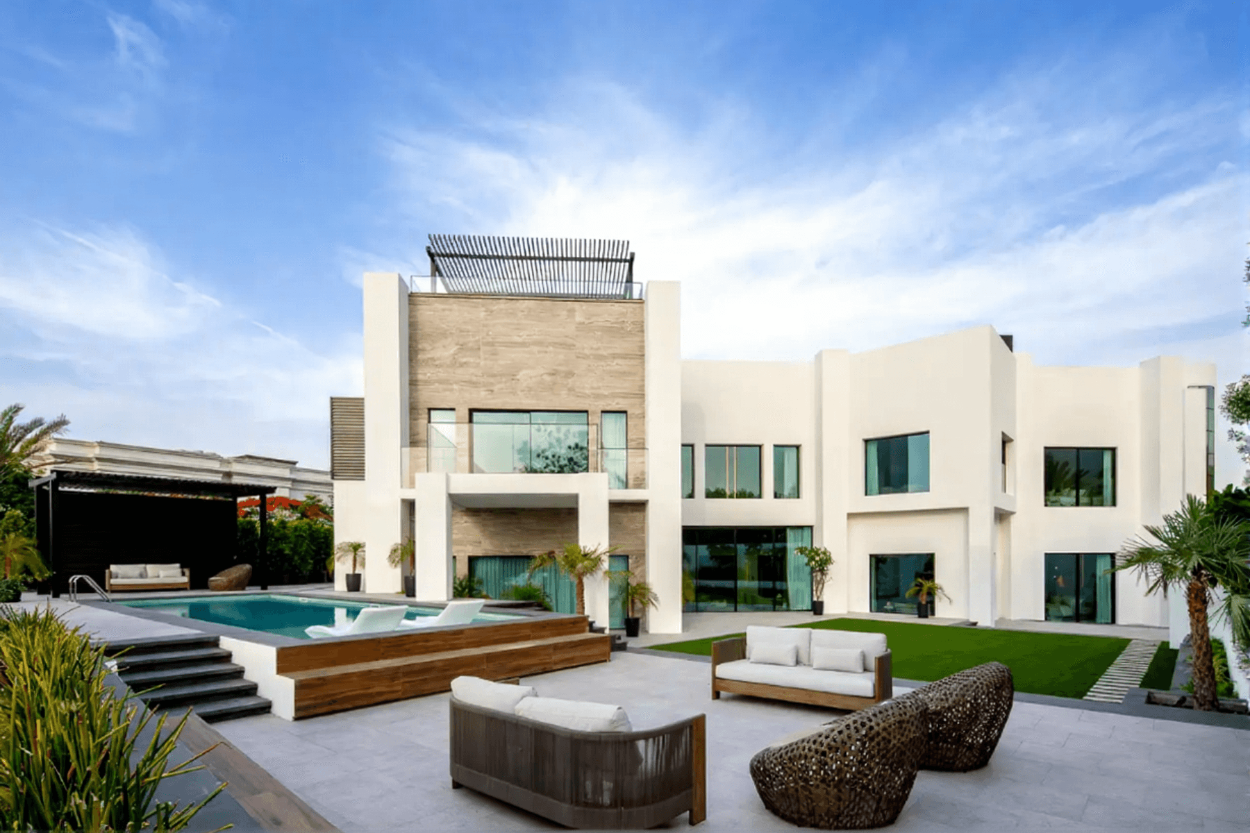 Элегантная вилла на поле для гольфа в престижном районе Дубая.