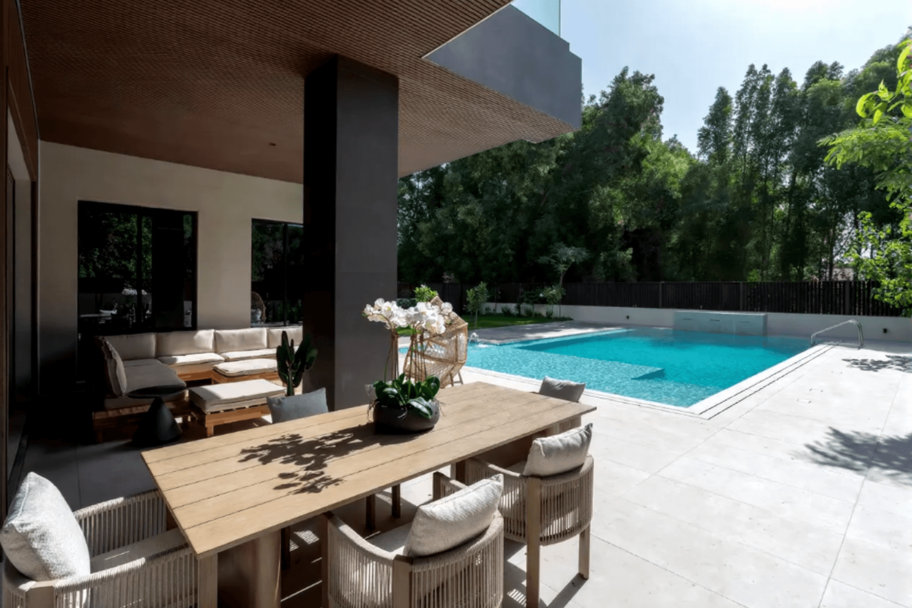 Роскошная вилла Meydan с тихой террасой на крыше.