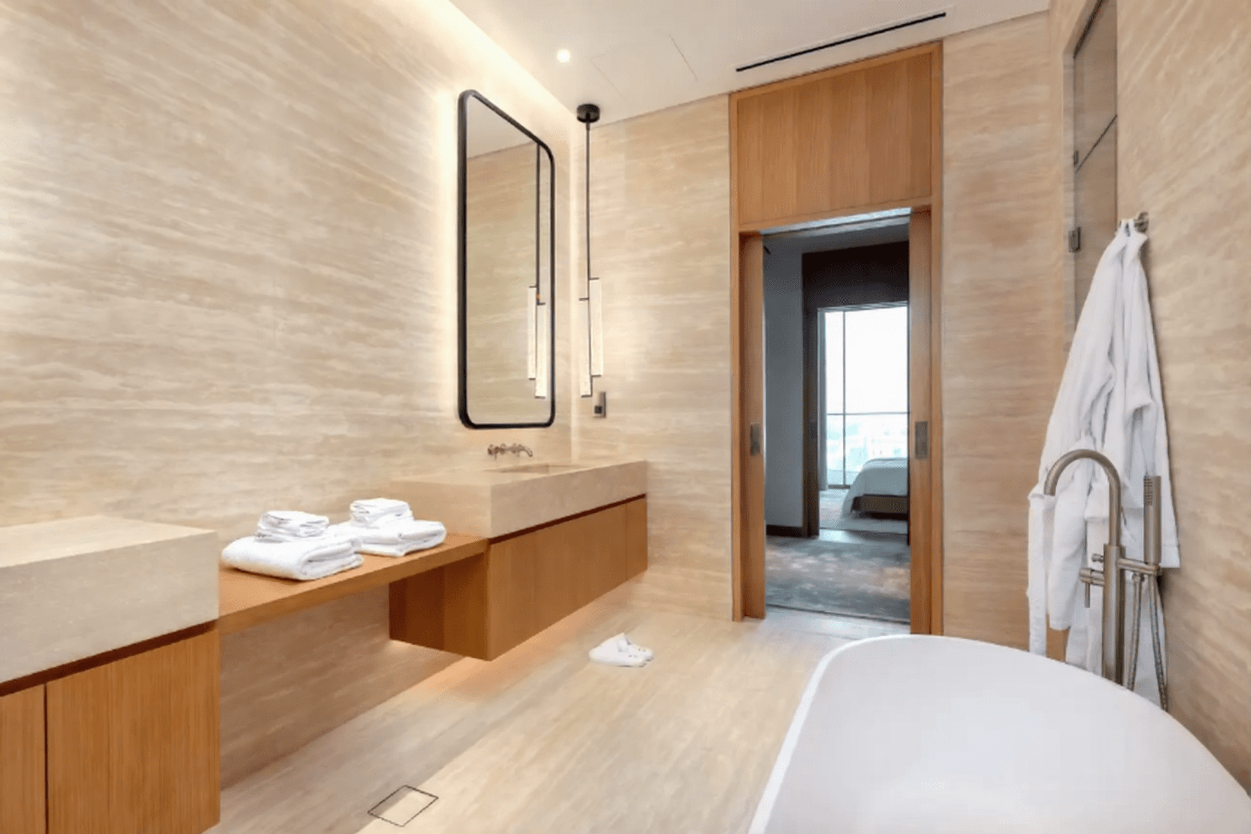 Престижные резиденции Jumeirah Branded Residence на берегу канала.