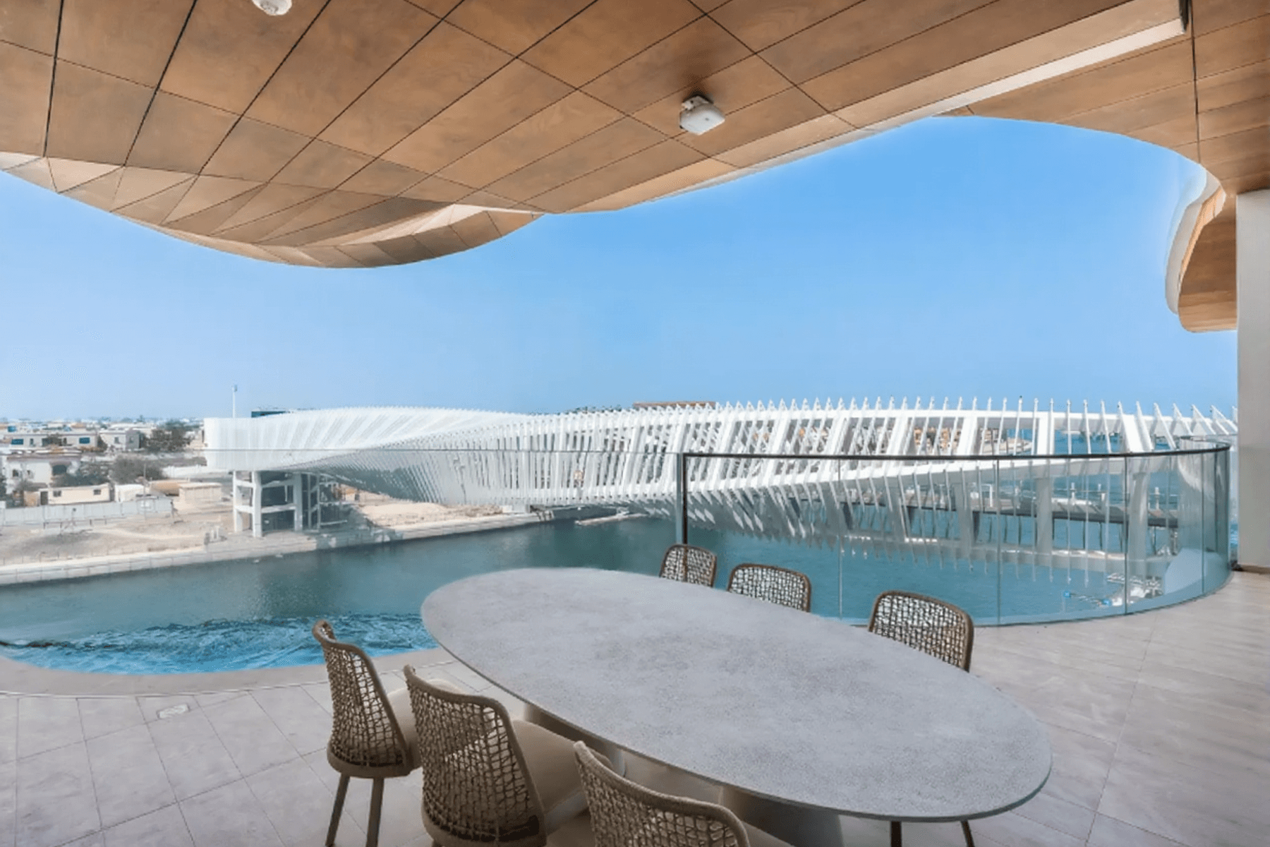 Престижные резиденции Jumeirah Branded Residence на берегу канала.