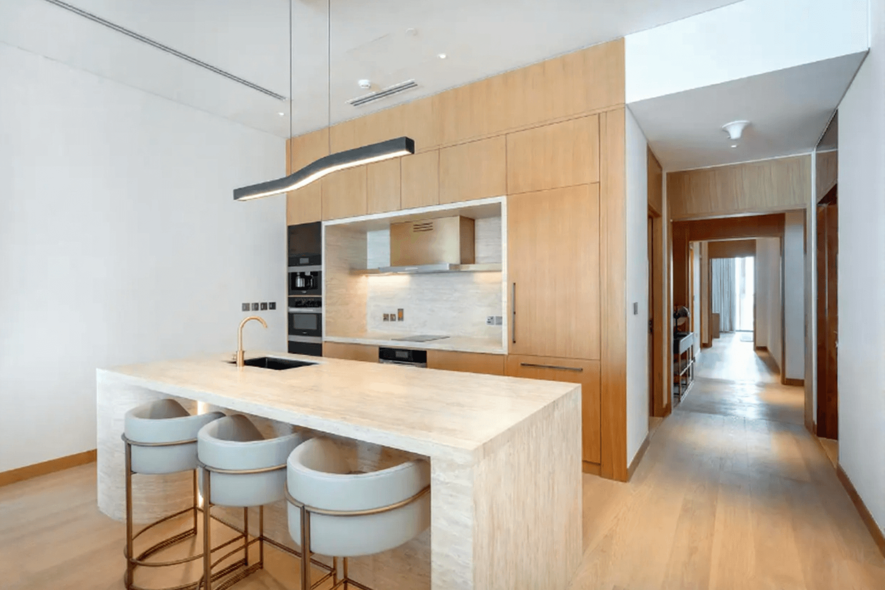 Престижные резиденции Jumeirah Branded Residence на берегу канала.