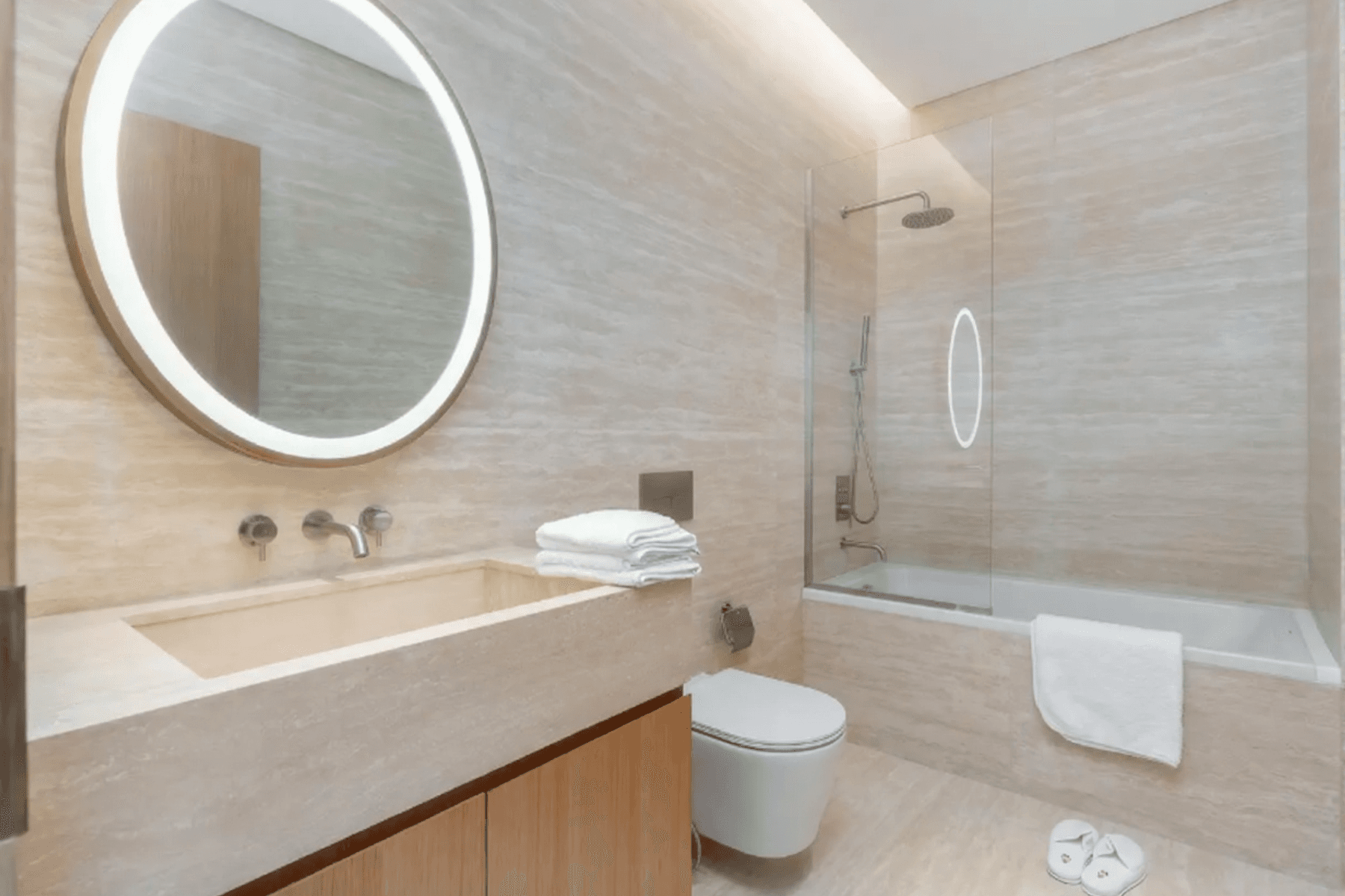 Престижные резиденции Jumeirah Branded Residence на берегу канала.