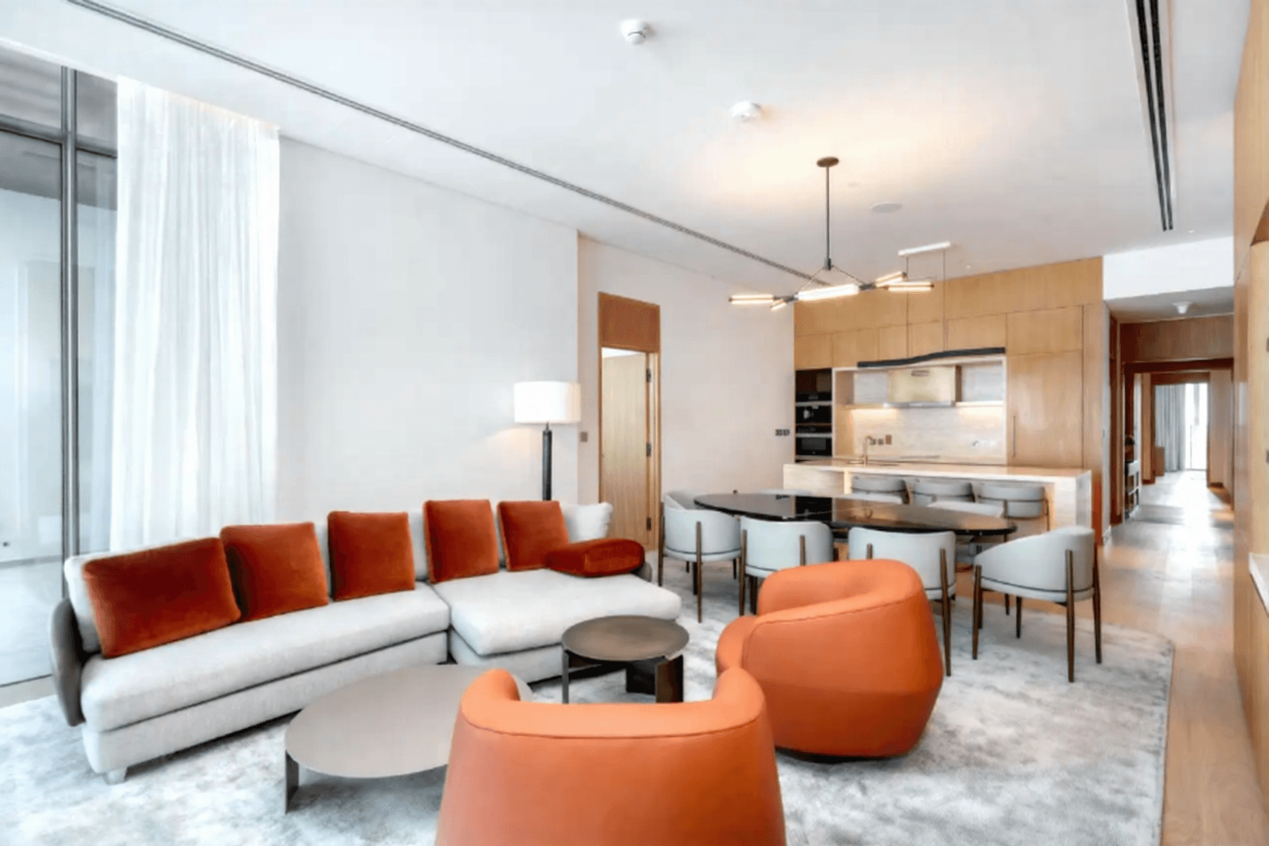 Престижные резиденции Jumeirah Branded Residence на берегу канала.