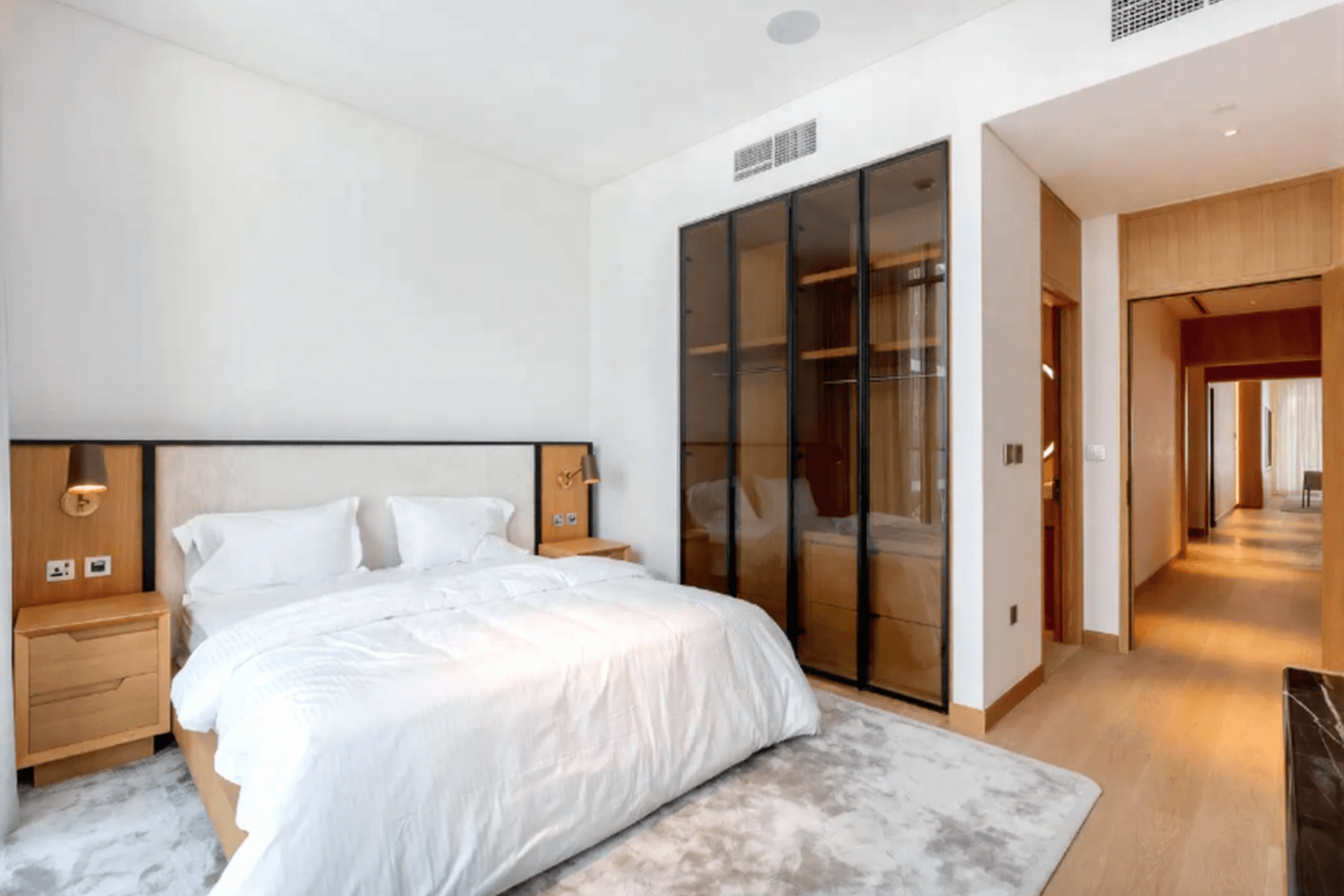 Престижные резиденции Jumeirah Branded Residence на берегу канала.