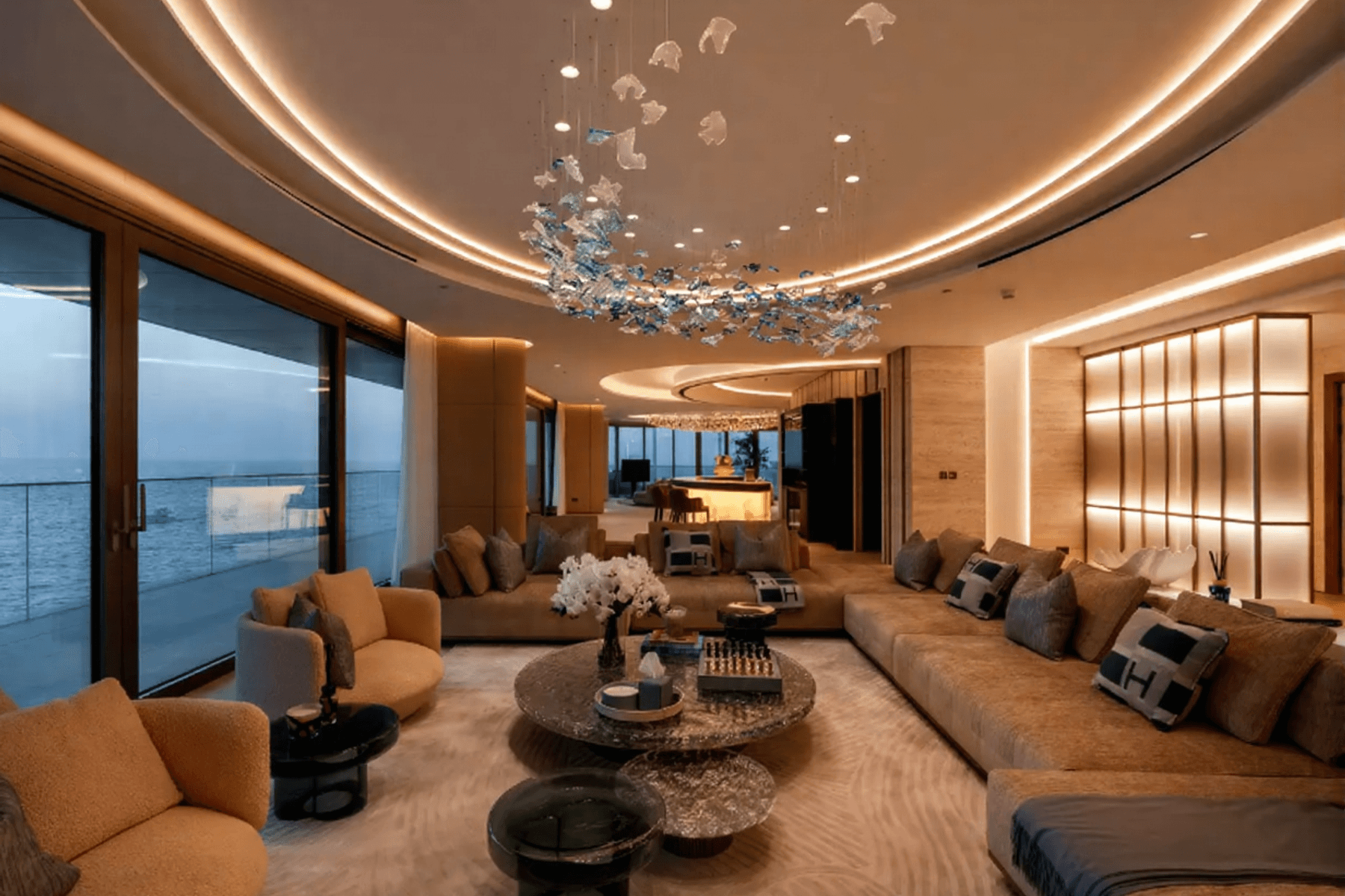 Мастерски выполненный роскошный пентхаус, занимающий весь этаж.