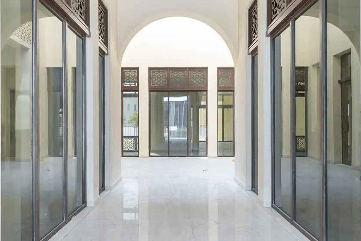 Роскошный классический особняк с 7 спальнями | Цокольный этаж + терраса на крыше