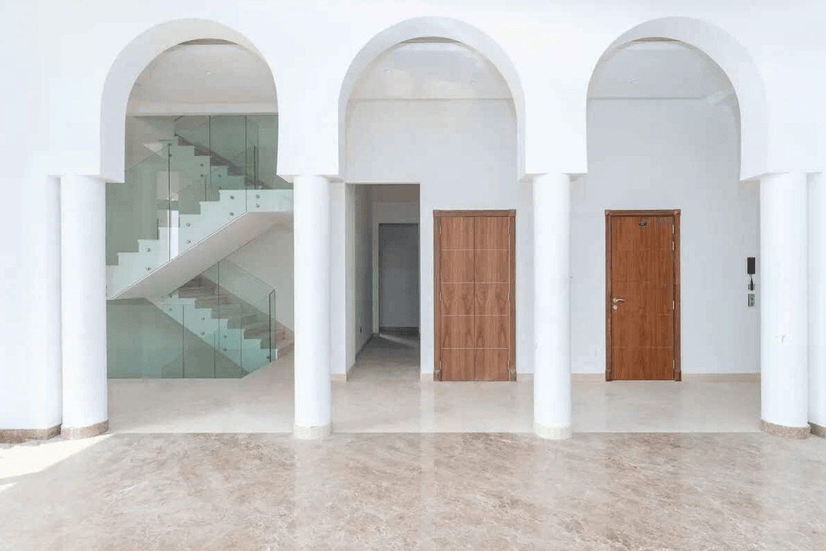 Роскошный классический особняк с 7 спальнями | Цокольный этаж + терраса на крыше