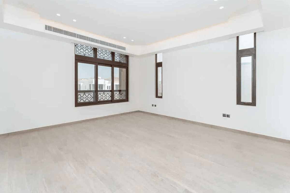 Роскошный классический особняк с 7 спальнями | Цокольный этаж + терраса на крыше