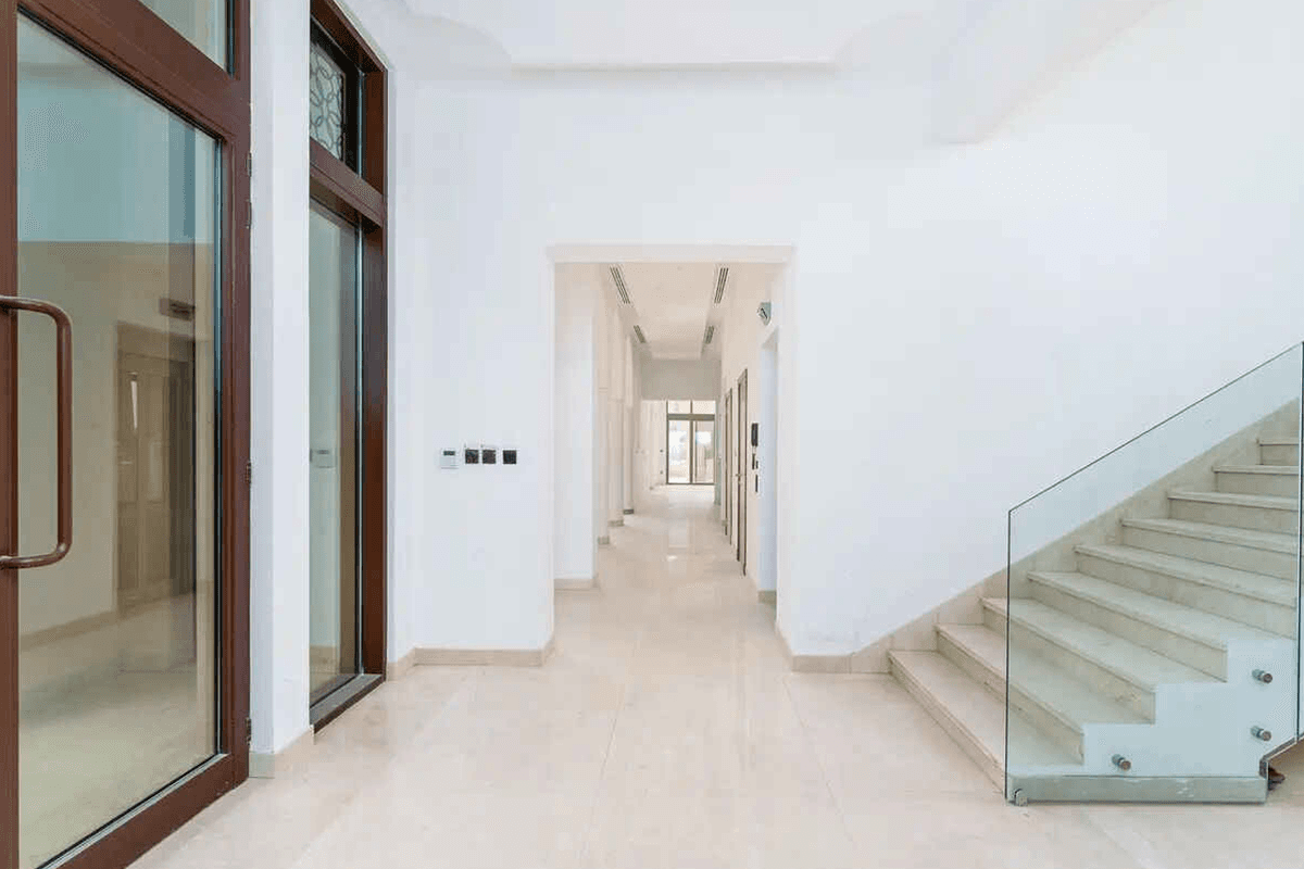 Роскошный классический особняк с 7 спальнями | Цокольный этаж + терраса на крыше