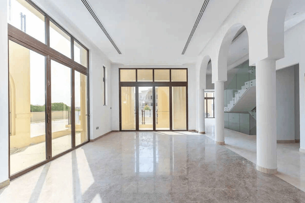 Роскошный классический особняк с 7 спальнями | Цокольный этаж + терраса на крыше