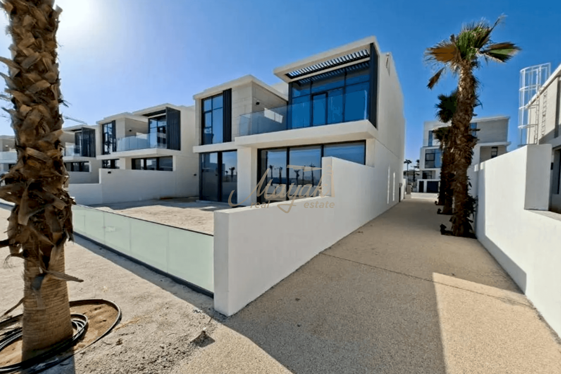 Продается вилла с 4 спальнями на берегу моря | Превосходное расположение на острове Аль-Марджан