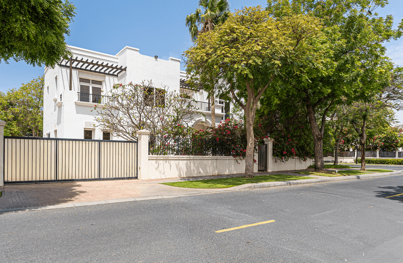 Угловая вилла с 6 спальнями | Вид на озеро | Свободна | Эмирейтс Хиллз (Сектор E)