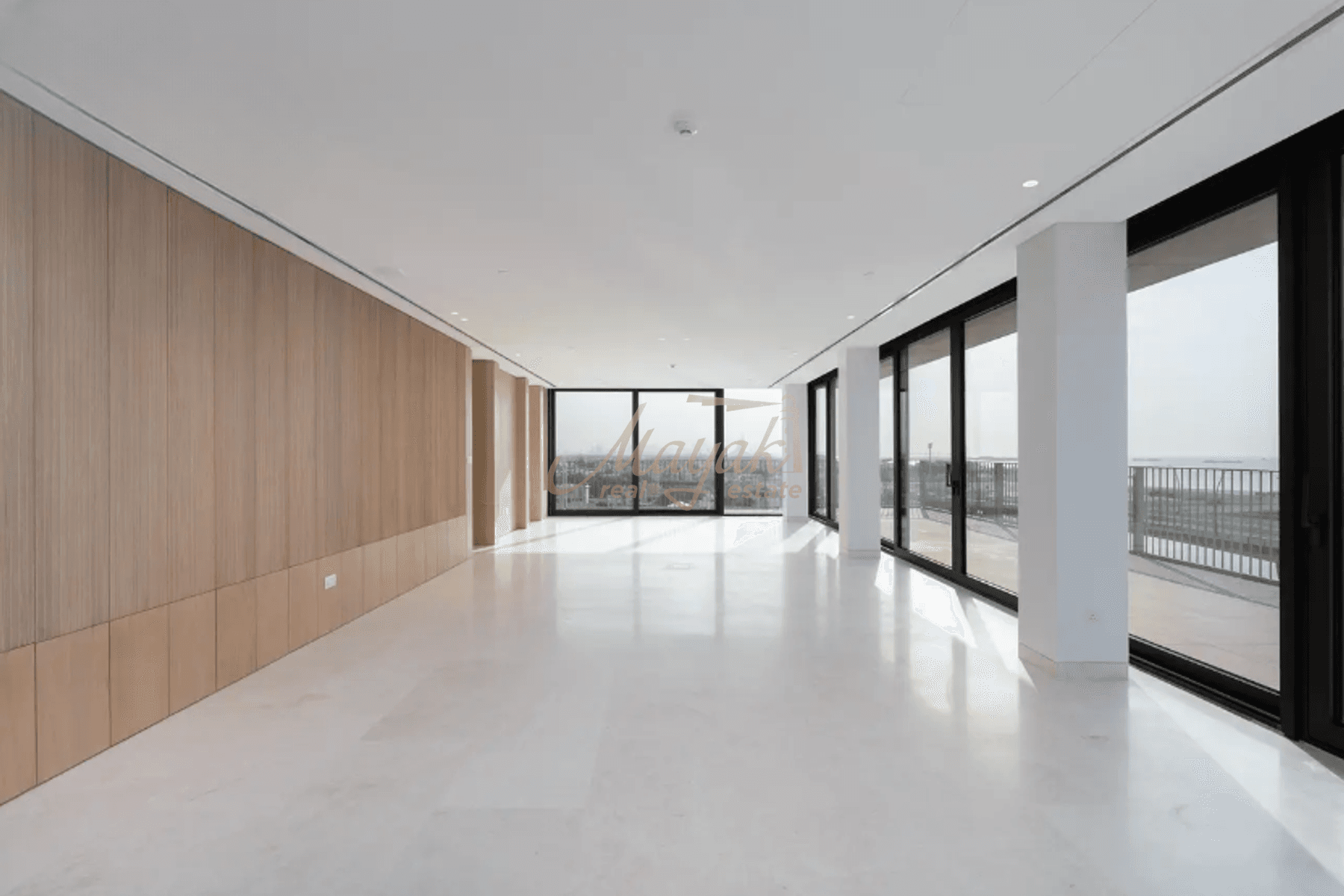 Элегантный дом с 4 спальнями на берегу канала в жилом комплексе Eden House The Canal.