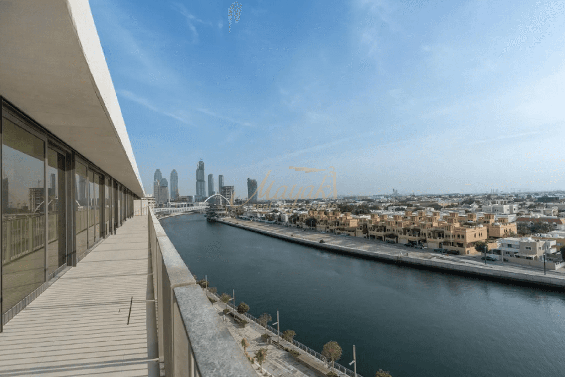 Элегантный дом с 4 спальнями на берегу канала в жилом комплексе Eden House The Canal.