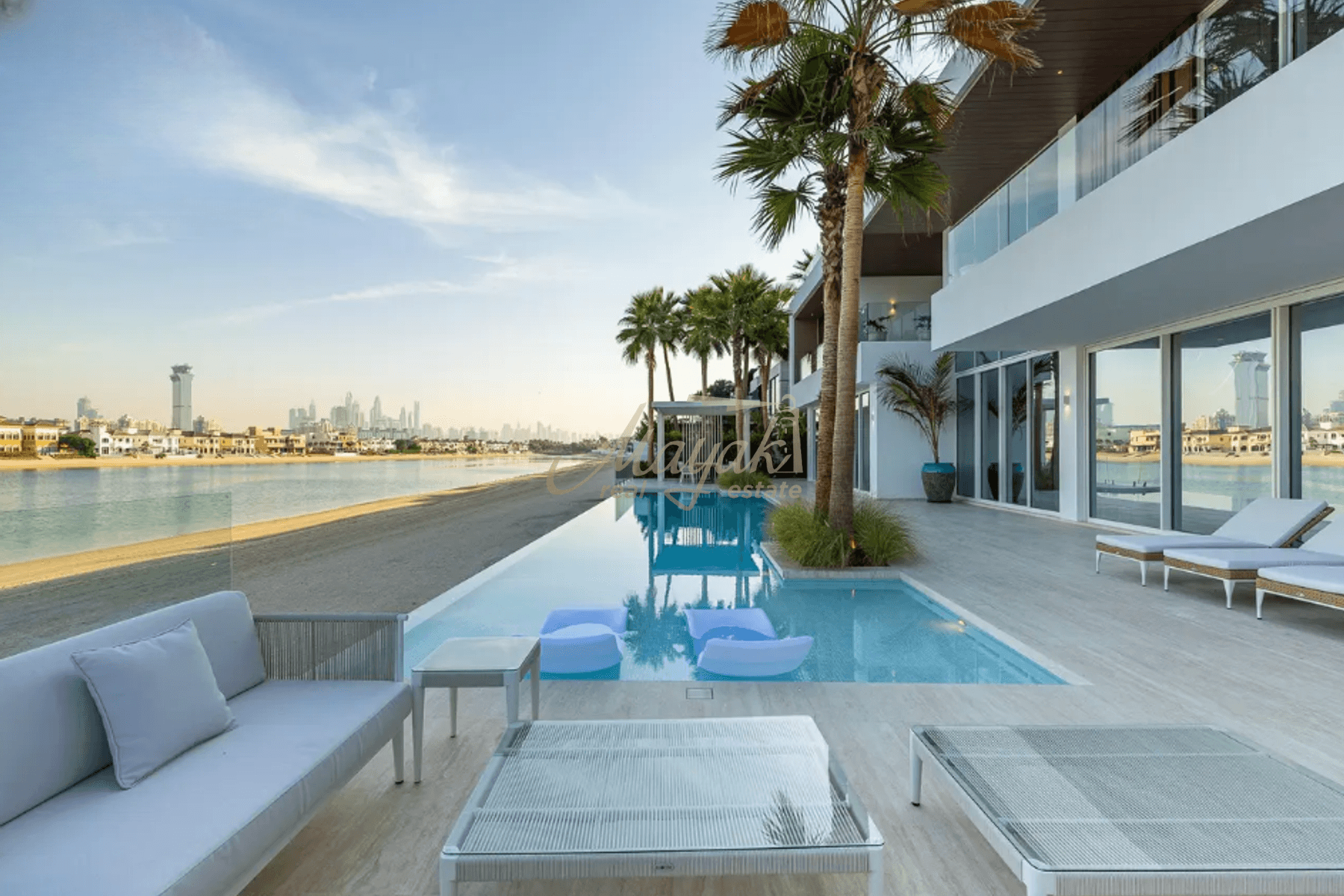 Роскошная вилла Signature Villas Frond G с 6 спальнями и частным бассейном.